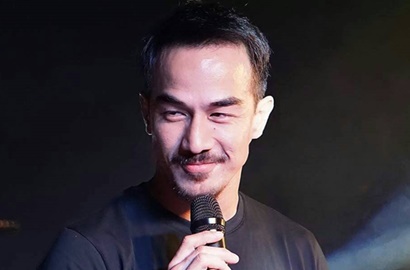 Joe Taslim Dipuji 'Gila' Gara-Gara Pamer Nyanyi Sambil Main Piano, Kok Bisa?