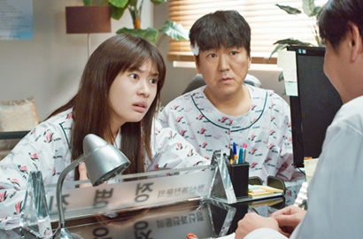 Karakter Terbalik, Jung So Min dan Yoon Je Moon Pose Imut di Poster 'Dad is Daughter'