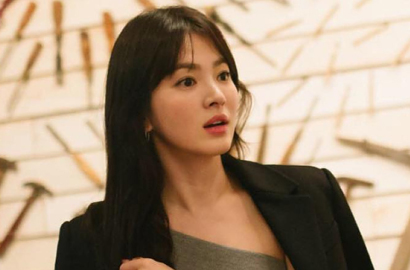 Pakai Stoking Gelap, Song Hye Kyo Seksi Umbar Pundak Mulus di Foto Ini