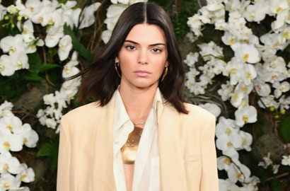 Senyum Berkilau, Kendall Jenner Pamer Gigi Emas Saat Pesta Bareng Bella Hadid