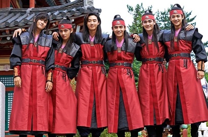 Pamitan 'Hwarang' Tamat, Hyungsik Hingga V BTS Kompak Posting Foto Ini