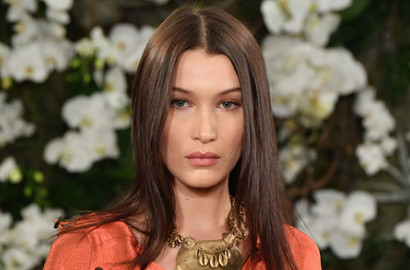 Braless, Bella Hadid Intim dengan Seorang Fotografer Tampan