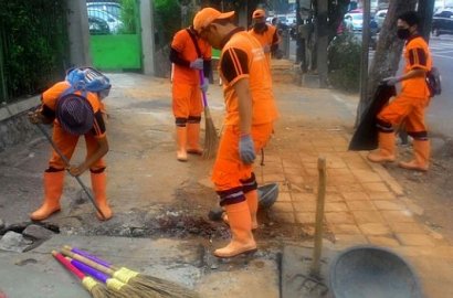 Video Viral Aksi Pasukan Oranye Bersihkan Selokan Saat Banjir Jakarta Tuai Pujian