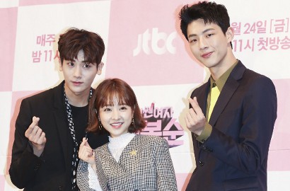 Park Bo Young, Hyungsik, Ji Soo Adu Mesra di Jumpa Pers 'Strong Woman'