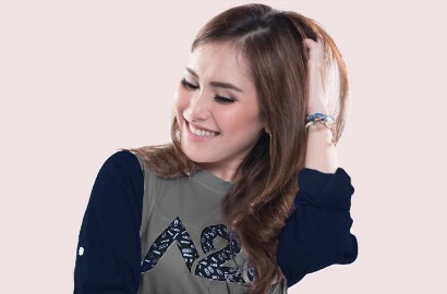 Lagi Santai, Ayu Ting Ting Makan Pakai Tangan Kiri?