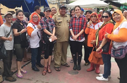 Cathy Sharon Sebar Bantuan, Jane Shalimar Gendong Korban Banjir Jakarta