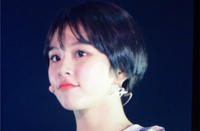 Pose Cantik, 'Penampakan' di Foto Chaeyoung Twice Ini Bikin Netter Salah Fokus