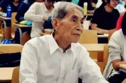 Usia 105 Tahun, Hebatnya Kakek Ini Masih Semangat Kuliah S3