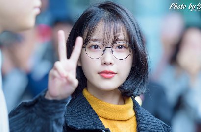 IU Berikan Bantuan Beasiswa untuk Junior Almamaternya