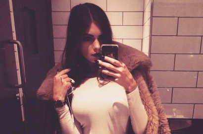 Nggak Masuk Akal, Wanita Ini Dipecat Karena Terlalu Cantik