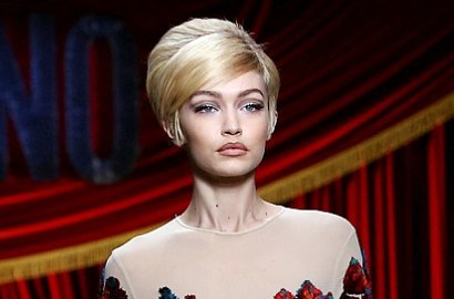 Gaun Tersangkut, Gigi Hadid Nyaris Jatuh di Runway Milan Fashion Week
