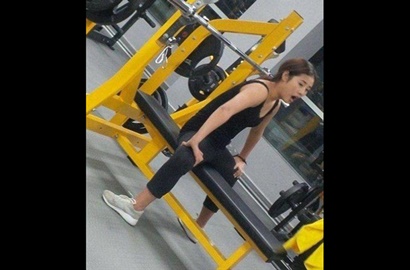 Duduk Terbalik, Foto Wanita di Gym Ini Terlihat Membingungkan