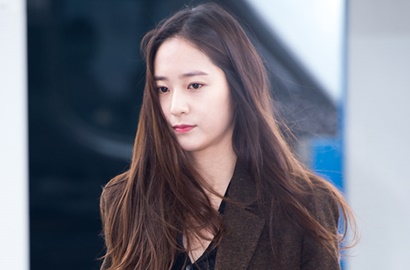 Pakai Dress Kulit, Krystal Tebar Pesona di Acara Fashion Milan