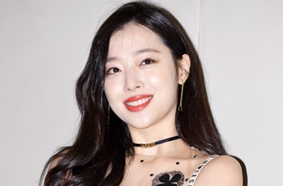 Pakai Dress Semi Transparan, Sulli Lagi-Lagi Jadi Sorotan