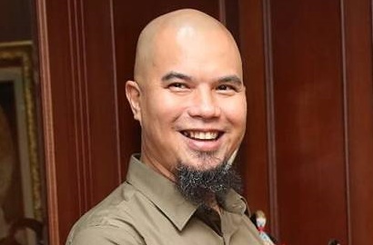 Foto Ini Jadi Bukti Ahmad Dhani Kalah Ganteng dari 'Kembarannya'?