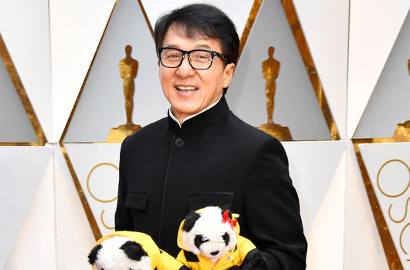 Bawa Dua Boneka Panda, Jackie Chan Bikin Heboh di Oscar 2017