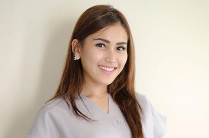 Beredar Foto Ketiak Hitam dan Dada Ayu Ting Ting Nempel Perut, Fans 'Kepanasan'