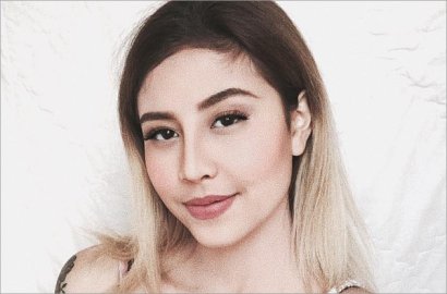Selebgram Fenomenal Awkarin Bongkar Barang-Barang di Tas, Apa Saja Isinya?
