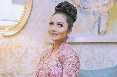 Dihadiri Menteri Malaysia, Krisdayanti Cantik Bak Putri Salju di Konser Malaysia