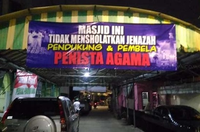 Viral, Spanduk 'Tolak Salatkan Jenazah Pembela Penista Agama' Tuai Kontroversi