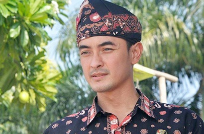 Merakyat, Zumi Zola Ketahuan Naik Pesawat Kelas Ekonomi Saat Umrah