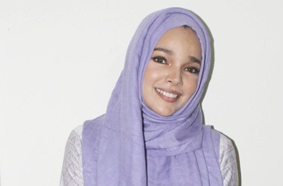 Wow, Dewi Sandra Pamer Foto Habis Sholat dan Makan Gudeg Bareng Pharrell Williams