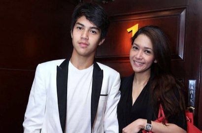 Sedihnya El Rumi 17 Tahun Tak Pernah Lihat Foto Nikah Maia-Dhani