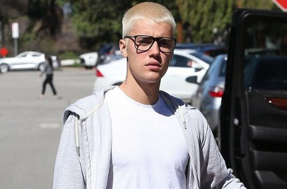 Syuting Videoklip Baru, Justin Bieber Telanjang Dada di Pinggir Kolam
