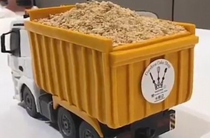 Dibantu Remote Control, Mainan Truk Ini Rupanya Bisa Dimakan