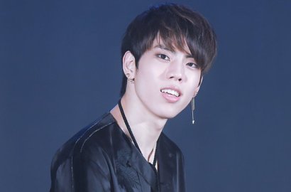 Beredar Foto Diduga Dongwoo Infinite Pangku Cewek di Kafe, Pacaran?