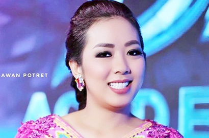 Lepas Imej Artis, Begini Sederhananya Gaya Soimah Saat Bikin Es Lilin