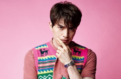 Tabrak Warna dan Pose 'Ngangkang', Lee Dong-wook Malah Makin Ganteng