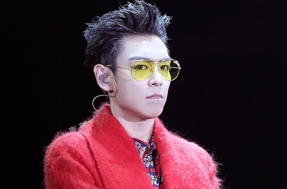 Tak Lagi Ekpresi Serius, T.O.P Goda Fans di Foto Bersama Tim