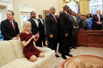 Akibat Pose Ini di Gedung Putih, Penasihat Senior Donald Trump Dikecam Netizen
