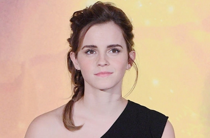 Pose Menantang, Emma Watson Tampil Topless di Majalah