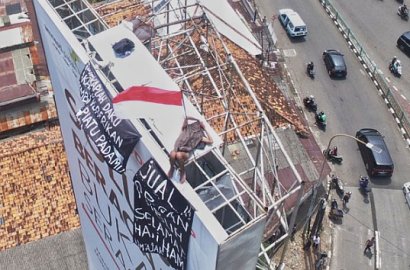 Sudah 24 Jam, Agustinus Woro Masih Bertahan di Atas Baliho Setinggi 25 Meter