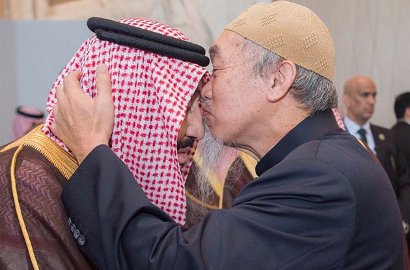 Foto Viral, Siapa Pria Keturunan Tionghoa yang Cium Kening Raja Salman?