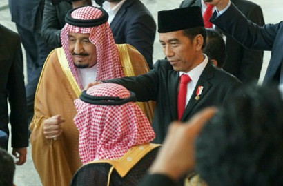 Tarian Penyambutan Raja Salman Batal Karena Hujan, Penari Lakukan Ini