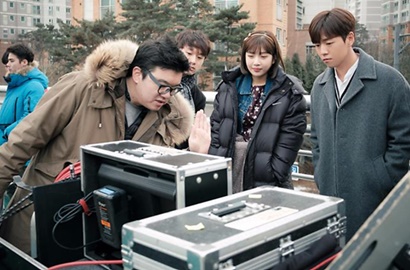 Selfie Pakai Polaroid di 'The Liar and His Lover', Joy-Lee Hyun Woo Dipuji Pasangan Imut