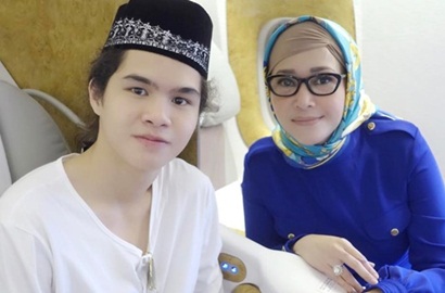 Kocak, Begini Gaya Maia Estianty Ngesot Demi Jepret Foto Keren Dul Saat Umroh