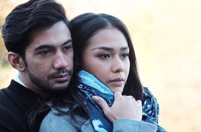 Adegan Reza Rahadian-Adinia Wirasti di BTS 'Critical Eleven' Ini Bikin Hati Remuk