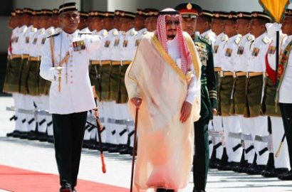 Di Balik Banyaknya Penjagaan, Raja Salman Rupanya 'Tak Berdaya' Tanpa Tongkatnya