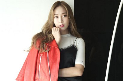 Pakai Rok Semi Transparan, Jessica Umbar Paha Mulus di Majalah Taiwan