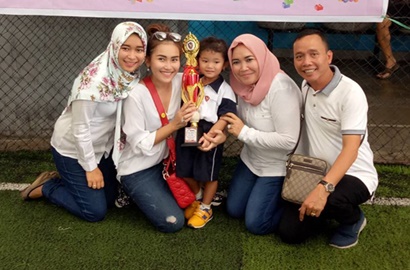 Ayu Ting Ting Bikin Foto Keluarga, Ayah Rozak Curi Perhatian Netter