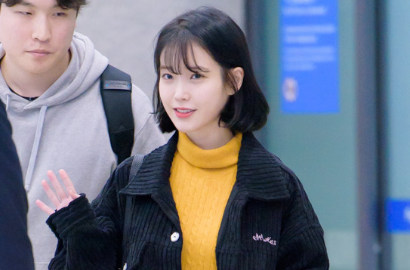 IU Akhirnya Jawab Misteri Tangan Yang Memegangnya di Foto Ini