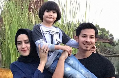Konsep Lamaran Ala India, Fairuz A. Rafiq Kompak Pakai Sneakers dengan Calon Suami dan Anak
