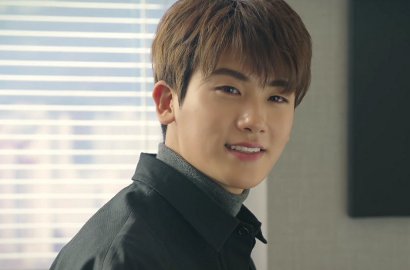 Gantengnya Hyungsik Duduk Seksi Sambil Baca Naskah di BTS 'Strong Woman'