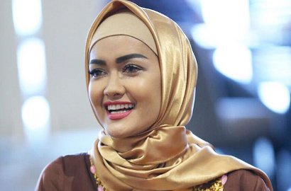 Sedang Sakit, Julia Perez Pamer Punggung Mulus Saat Pemotretan di Rumah Sakit