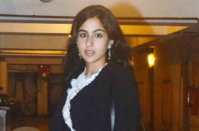 Pakai Hotpants dan Sepatu Tinggi, Sara Ali Khan Bikin Netter Geleng Kepala
