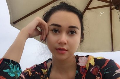 Tampil Cantik Pakai Kebaya, Bodi Seksi Aura Kasih Jadi Sorotan Netter